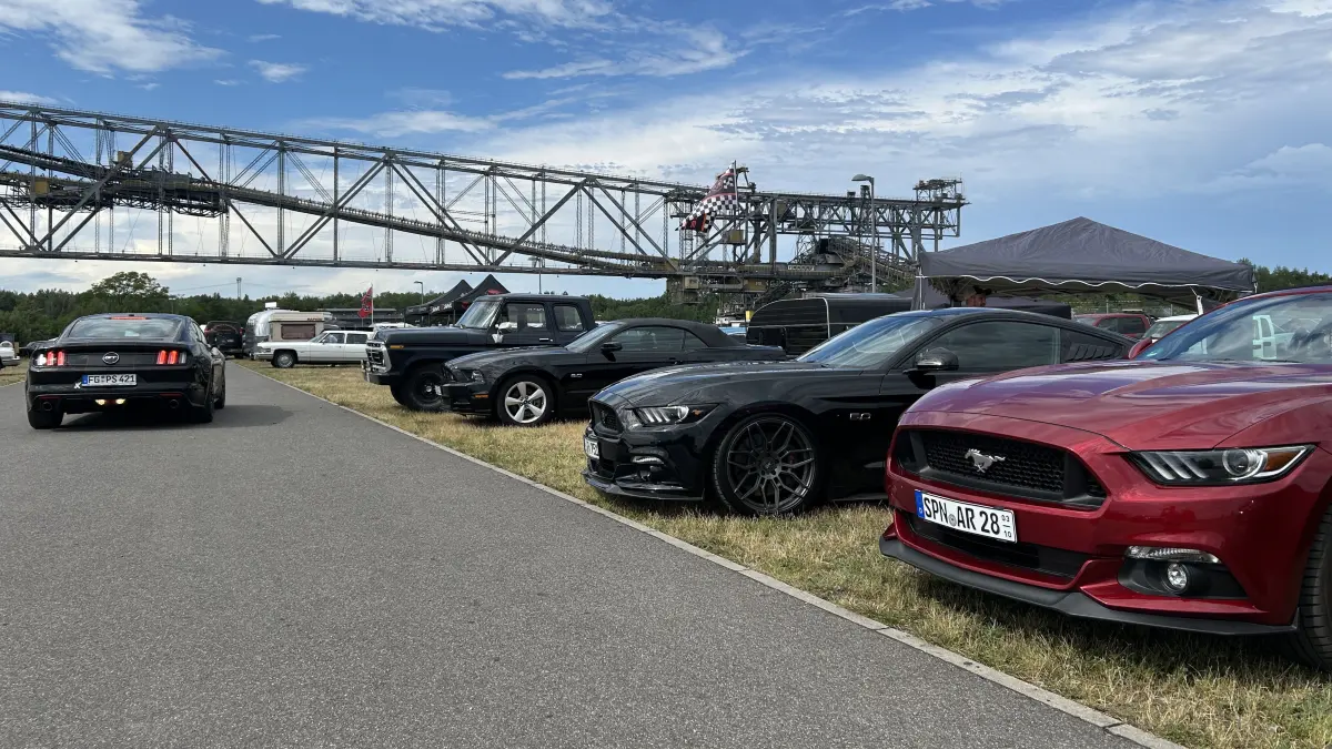 Vor der Kulisse der F60 präsentierten Besucher in Lichterfeld zahlreiche Fahrzeuge aus den USA. Trotz des Wetters kamen viele Besucher zum US-Car-Festival. Konnte der Hype aus dem vergangenen Jahr bestätigt werden?