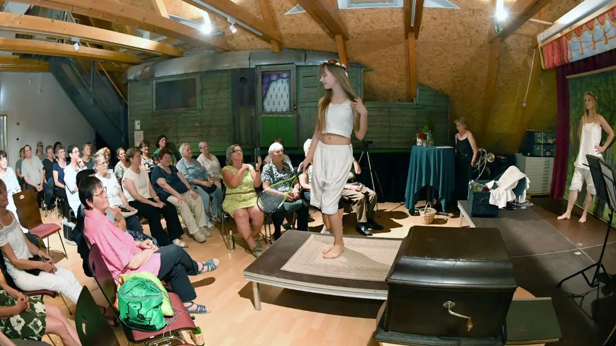 Wer sich für Unterwäsche interessiert – Wichtigster Kirchentag im Sommer
- Das Ergebnis ist eindeutig! Insgesamt 35 Frauen und nur fünf Männer haben zur Vorbereitung auf den Johannistag an der im Mitteldeutschen Marionettentheatermuseum Bad Liebenwerda angebotenen Unterwäschemodenschau mit erotischer Leibwäsche im Wandel der Zeit teilgenommen