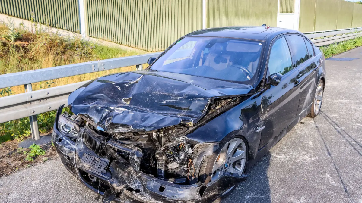 Schwerer Unfall auf der Autobahn A13 mit drei Verletzten.