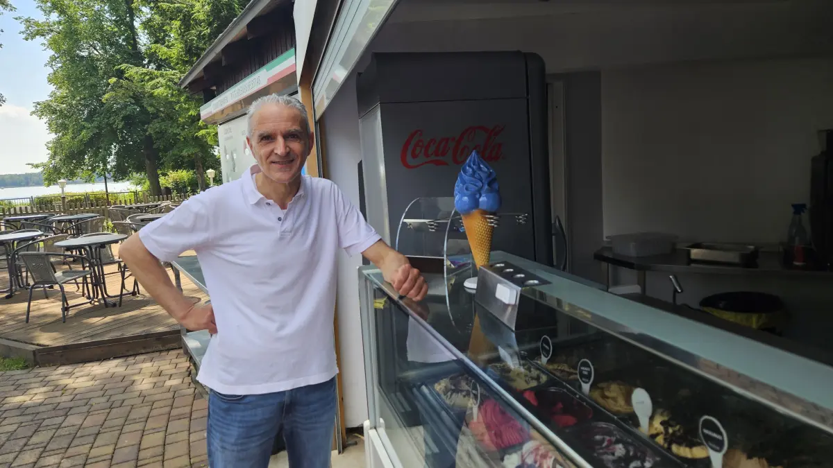 Omer Mamuti verkauft im Ristorante "Villa del Lago" klassische und moderne Eissorten. Besonders gefragt sind Vanille, Erdbeere und Schokolade, aber auch Walnuss-Feige oder Joghurt-Orange finden ihre Fans.