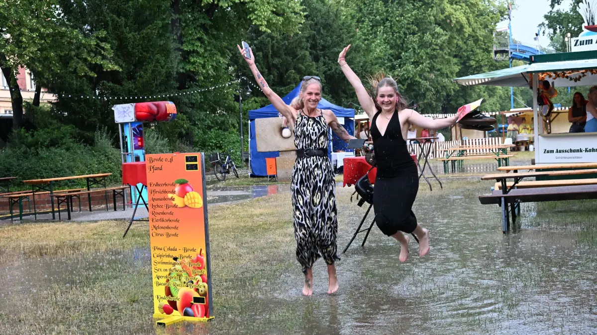 Stadtfest 2026 Samstag: Ein heftiger Gewigterguss brachte den Zeitplan für das tradionelle sorbische/wendische Fest durcheinander. Yvonne Schulz (l) und Tochter Aimee (18) aus Felixsee genossen das Bad in den Pfützen.
Cottbus feiert das 33. Stadtfest
Am Freitag startete das Cottbuser Stadtfest und lockt drei Tage lang wieder tausende Besucher in die Innenstadt. Zum 33. Mal vereinen sich auf dem Areal um den Altmarkt, den Stadthallenvorplatz, der Spremberger Straße, dem Platz am Stadtbrunnen, dem Park an der Puschkinpromenade, dem Postparkplatz und der Oberkirche kulturelle Höhepunkte, kulinarische Angebote, Fahrgeschäfte und Verkaufsstände zu einem bunten, dreitägigen Programm. Auch die traditionellen Fahrgeschäfte wie das Riesenrad, der Break Dance, der Aqua King, Riesenrutsche, Karussells, Autoscooter und vieles mehr sind mit am Start.
Für kulinarische Genüsse stehen über 80 Händler und Gastronomen bereit. In der gesamten Innenstadt kann nach Herzenslust geschlemmt werden.