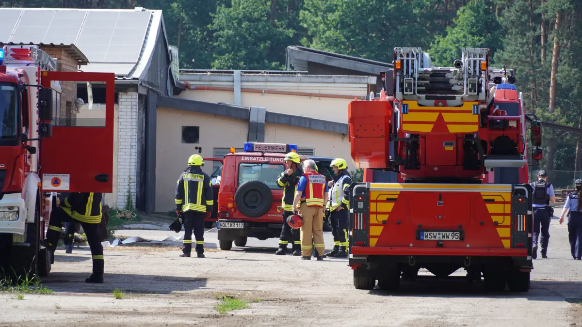 Mehrere Feuerwehren sowie Polizei und Rettungsdienst waren am Sonntagnachmittag auf einem Bauernhof in Skerbersdorf im Einsatz.