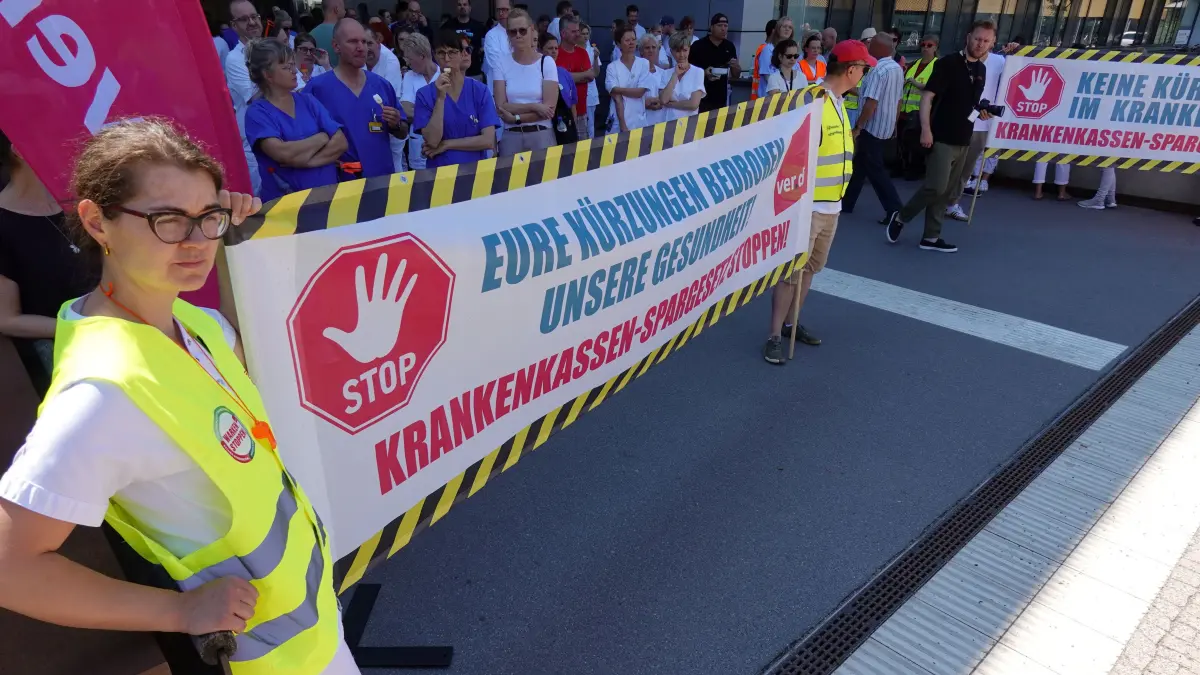 MUL Protest Mittagspause: Protest vor der Uniklinik
Die Dienstleistungsgewerkschaft ver.di, die Ärztegewerkschaft Marburger Bund und der Personalrat der MUL-CT hatten am Montag gemeinsam zur aktiven Mittagspause als Protest gegen die vom Bund geplanten Verschlechterungen
der Krankenhausfinanzierung
vor der Medizinischen Universität Lausitz – Carl Thiem aufgerufen. Die Protestaktion war auch vom
Vorstand der Medizinischen Universität Lausitz - Carl Thiem unterstützt unterstützt worden.
Mit dem beabsichtigten Gesetz zur Beitragsstabilisierung bei der gesetzlichen Krankenversicherung (GKV-Beitragssatzstabilisierungsgesetz) wolle die Bundesregierung massive Kürzungen bei den Krankenhäusern und Universitätskliniken durchsetzen, obwohl schon heute über 70% der Kliniken tiefrote Zahlen schreiben.
Die Klinik-Beschäftigten würden mit dem Gesetz einseitig belastet, ihre Tarifsteigerungen sollen zu- künftig nicht mehr refinanziert werden, so die Teilnehmerinnen und Teilnehmer der Protestaktion. Das Pflegebudget zur Finanzierung der Personalkosten der Pflege auf den bettenführenden Stationen solle gedeckelt werden. Es drohe damit ein Stellenabbau in den Kliniken. Davon sind auch die Universitätskliniken betroffen. Patientinnen und Patienten müssten sich trotz Beitragssteigerungen auf Wartelisten und Klinikschließungen einstellen.
Nach den Plänen der Bundesregierung sind es die Krankenhäuser, die den Löwenanteil der Kürzungs- summe bei den geplanten Einsparungen bei der gesetzlichen Krankenversicherung (GKV) tragen müs- sen, völlig überproportional zu ihrem tatsächlichen Anteil an den GKV-Ausgaben.
Möglichkeiten, die Finanzen der gesetzlichen Krankenversicherung (GKV) zu stabilisieren, gibt es: Der Bund darf die jährlichen 12 Milliarden Euro an versicherungsfremden Leistungen der gesetzlichen Kran- kenkassen endlich nicht mehr den GKV-Beitragszahlern anlasten. Der Bund muss dafür sorgen, dass Struktur- und Qualitätsvorgaben, die den Krankenhäusern gemacht werden, au