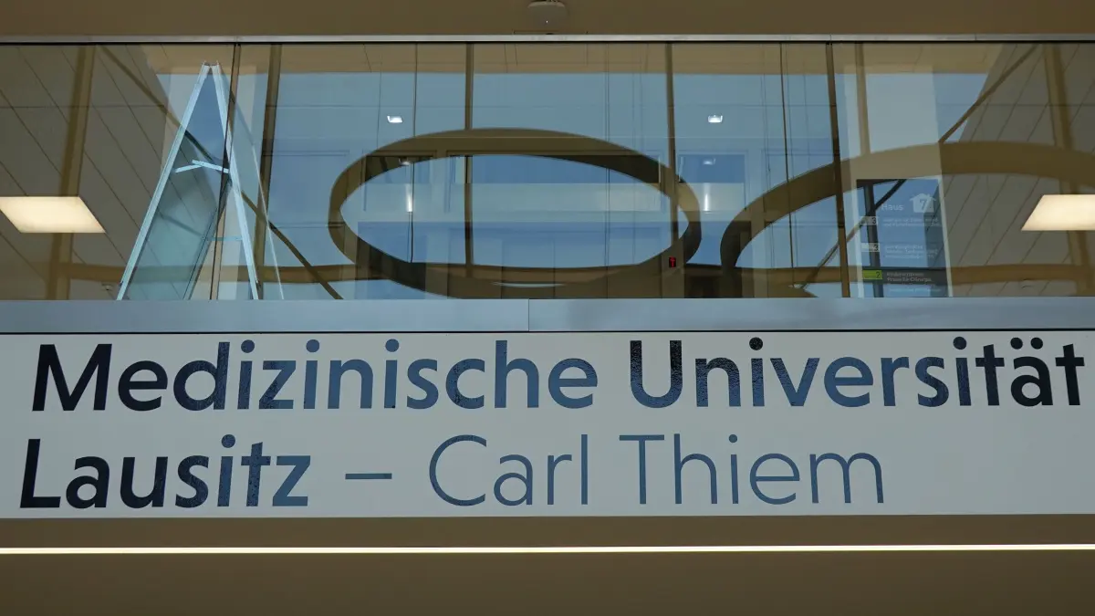 MUL Protest Mittagspause: Protest vor der Uniklinik
Die Dienstleistungsgewerkschaft ver.di, die Ärztegewerkschaft Marburger Bund und der Personalrat der MUL-CT hatten am Montag gemeinsam zur aktiven Mittagspause als Protest gegen die vom Bund geplanten Verschlechterungen
der Krankenhausfinanzierung
vor der Medizinischen Universität Lausitz – Carl Thiem aufgerufen. Die Protestaktion war auch vom
Vorstand der Medizinischen Universität Lausitz - Carl Thiem unterstützt unterstützt worden.
Mit dem beabsichtigten Gesetz zur Beitragsstabilisierung bei der gesetzlichen Krankenversicherung (GKV-Beitragssatzstabilisierungsgesetz) wolle die Bundesregierung massive Kürzungen bei den Krankenhäusern und Universitätskliniken durchsetzen, obwohl schon heute über 70% der Kliniken tiefrote Zahlen schreiben.
Die Klinik-Beschäftigten würden mit dem Gesetz einseitig belastet, ihre Tarifsteigerungen sollen zu- künftig nicht mehr refinanziert werden, so die Teilnehmerinnen und Teilnehmer der Protestaktion. Das Pflegebudget zur Finanzierung der Personalkosten der Pflege auf den bettenführenden Stationen solle gedeckelt werden. Es drohe damit ein Stellenabbau in den Kliniken. Davon sind auch die Universitätskliniken betroffen. Patientinnen und Patienten müssten sich trotz Beitragssteigerungen auf Wartelisten und Klinikschließungen einstellen.
Nach den Plänen der Bundesregierung sind es die Krankenhäuser, die den Löwenanteil der Kürzungs- summe bei den geplanten Einsparungen bei der gesetzlichen Krankenversicherung (GKV) tragen müs- sen, völlig überproportional zu ihrem tatsächlichen Anteil an den GKV-Ausgaben.
Möglichkeiten, die Finanzen der gesetzlichen Krankenversicherung (GKV) zu stabilisieren, gibt es: Der Bund darf die jährlichen 12 Milliarden Euro an versicherungsfremden Leistungen der gesetzlichen Kran- kenkassen endlich nicht mehr den GKV-Beitragszahlern anlasten. Der Bund muss dafür sorgen, dass Struktur- und Qualitätsvorgaben, die den Krankenhäusern gemacht werden, au