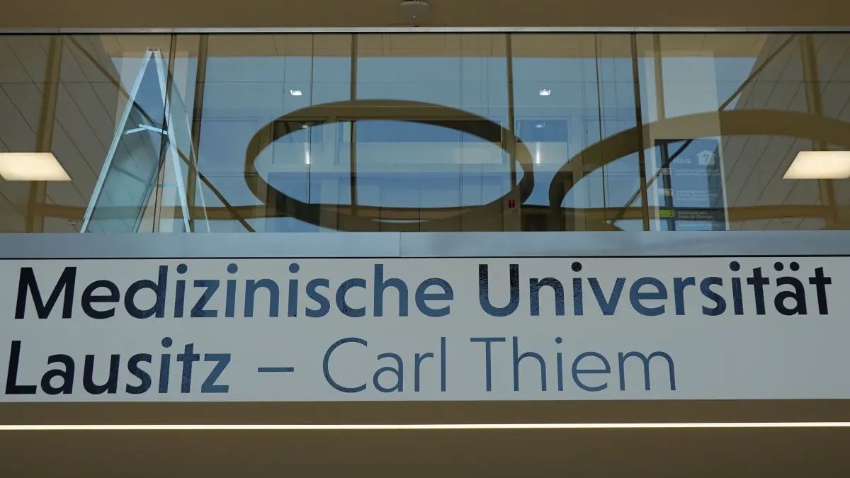 MUL Protest Mittagspause: Protest vor der Uniklinik
Die Dienstleistungsgewerkschaft ver.di, die Ärztegewerkschaft Marburger Bund und der Personalrat der MUL-CT hatten am Montag gemeinsam zur aktiven Mittagspause als Protest gegen die vom Bund geplanten Verschlechterungen
der Krankenhausfinanzierung
vor der Medizinischen Universität Lausitz – Carl Thiem aufgerufen. Die Protestaktion war auch vom
Vorstand der Medizinischen Universität Lausitz - Carl Thiem unterstützt unterstützt worden.
Mit dem beabsichtigten Gesetz zur Beitragsstabilisierung bei der gesetzlichen Krankenversicherung (GKV-Beitragssatzstabilisierungsgesetz) wolle die Bundesregierung massive Kürzungen bei den Krankenhäusern und Universitätskliniken durchsetzen, obwohl schon heute über 70% der Kliniken tiefrote Zahlen schreiben.
Die Klinik-Beschäftigten würden mit dem Gesetz einseitig belastet, ihre Tarifsteigerungen sollen zu- künftig nicht mehr refinanziert werden, so die Teilnehmerinnen und Teilnehmer der Protestaktion. Das Pflegebudget zur Finanzierung der Personalkosten der Pflege auf den bettenführenden Stationen solle gedeckelt werden. Es drohe damit ein Stellenabbau in den Kliniken. Davon sind auch die Universitätskliniken betroffen. Patientinnen und Patienten müssten sich trotz Beitragssteigerungen auf Wartelisten und Klinikschließungen einstellen.
Nach den Plänen der Bundesregierung sind es die Krankenhäuser, die den Löwenanteil der Kürzungs- summe bei den geplanten Einsparungen bei der gesetzlichen Krankenversicherung (GKV) tragen müs- sen, völlig überproportional zu ihrem tatsächlichen Anteil an den GKV-Ausgaben.
Möglichkeiten, die Finanzen der gesetzlichen Krankenversicherung (GKV) zu stabilisieren, gibt es: Der Bund darf die jährlichen 12 Milliarden Euro an versicherungsfremden Leistungen der gesetzlichen Kran- kenkassen endlich nicht mehr den GKV-Beitragszahlern anlasten. Der Bund muss dafür sorgen, dass Struktur- und Qualitätsvorgaben, die den Krankenhäusern gemacht werden, au