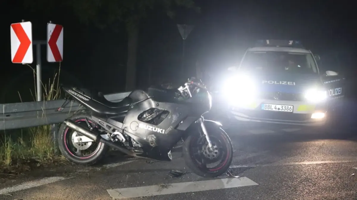 16-jähriger Motorradfahrer flüchtet mit gefälschtem Kennzeichen vor Polizei und kracht bei Elsterwerda in Leitplanke und wird schwer verletzt
