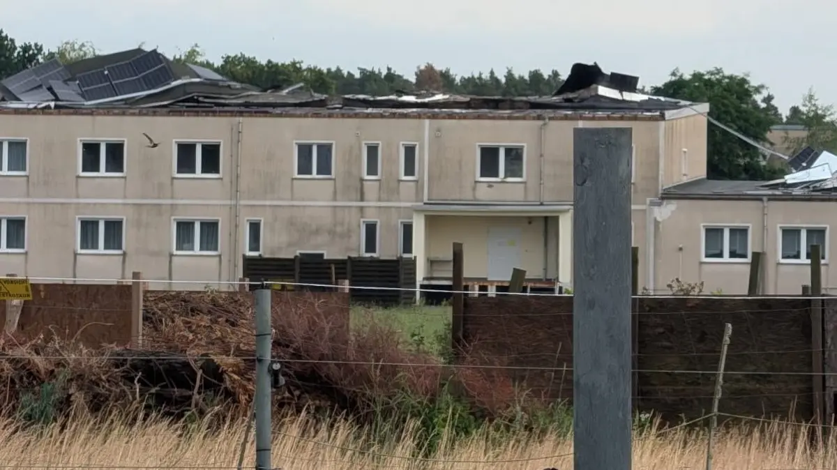 Das mit Fotovoltaik-Platten besetzte Dach der Agrargenossenschaft Frauendorf ist durch den Sturm aus den Ankern gerissen worden.