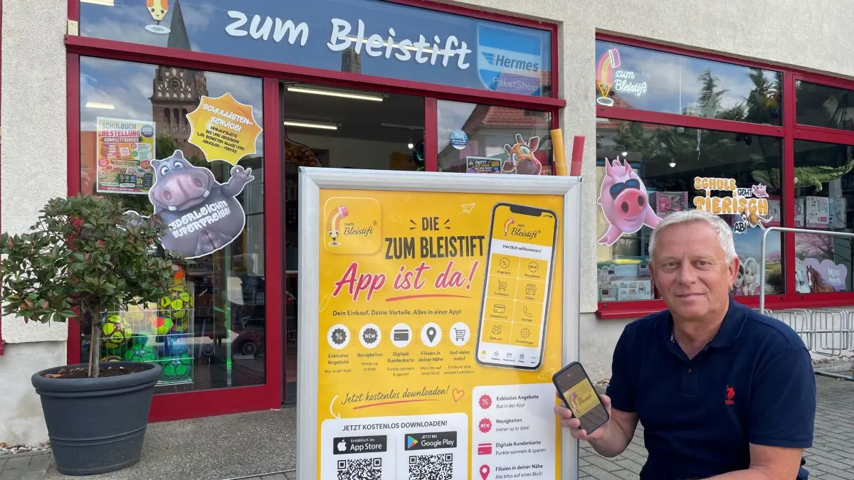 Swen Wolschke, Inhaber des Geschäfts "Zum Bleistift" in Bad Liebenwerda, will Eltern viel Service bieten: "Sie fahren in den Urlaub, wir kümmern uns um die Schulmaterialien."