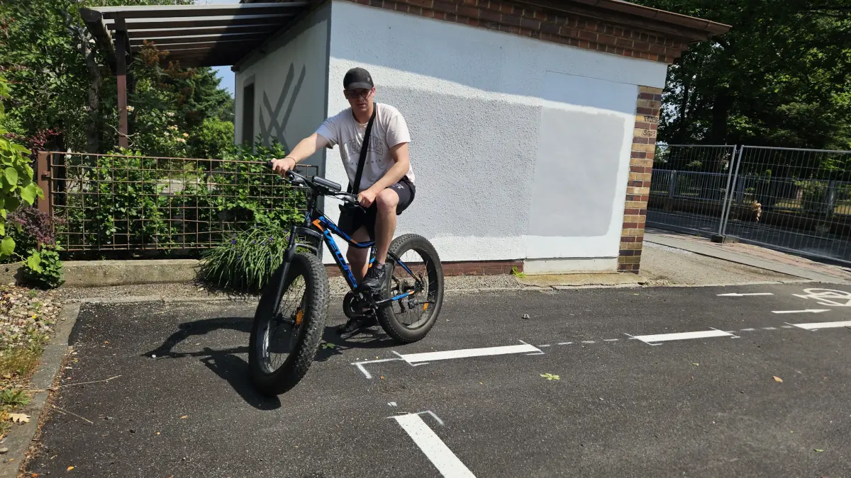 Lukas (24) testet die umstrittene Radwegmarkierung in Lauta. Die rechtwinkligen Kurven hält er für „schwachsinnig“. ´Nun wird die Markierung wieder zurückgebaut.
