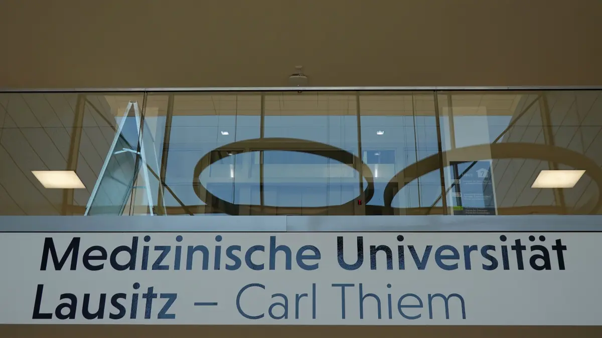MUL Protest Mittagspause: Protest vor der Uniklinik
Die Dienstleistungsgewerkschaft ver.di, die Ärztegewerkschaft Marburger Bund und der Personalrat der MUL-CT hatten am Montag gemeinsam zur aktiven Mittagspause als Protest gegen die vom Bund geplanten Verschlechterungen
der Krankenhausfinanzierung
vor der Medizinischen Universität Lausitz – Carl Thiem aufgerufen. Die Protestaktion war auch vom
Vorstand der Medizinischen Universität Lausitz - Carl Thiem unterstützt unterstützt worden.
Mit dem beabsichtigten Gesetz zur Beitragsstabilisierung bei der gesetzlichen Krankenversicherung (GKV-Beitragssatzstabilisierungsgesetz) wolle die Bundesregierung massive Kürzungen bei den Krankenhäusern und Universitätskliniken durchsetzen, obwohl schon heute über 70% der Kliniken tiefrote Zahlen schreiben.
Die Klinik-Beschäftigten würden mit dem Gesetz einseitig belastet, ihre Tarifsteigerungen sollen zu- künftig nicht mehr refinanziert werden, so die Teilnehmerinnen und Teilnehmer der Protestaktion. Das Pflegebudget zur Finanzierung der Personalkosten der Pflege auf den bettenführenden Stationen solle gedeckelt werden. Es drohe damit ein Stellenabbau in den Kliniken. Davon sind auch die Universitätskliniken betroffen. Patientinnen und Patienten müssten sich trotz Beitragssteigerungen auf Wartelisten und Klinikschließungen einstellen.
Nach den Plänen der Bundesregierung sind es die Krankenhäuser, die den Löwenanteil der Kürzungs- summe bei den geplanten Einsparungen bei der gesetzlichen Krankenversicherung (GKV) tragen müs- sen, völlig überproportional zu ihrem tatsächlichen Anteil an den GKV-Ausgaben.
Möglichkeiten, die Finanzen der gesetzlichen Krankenversicherung (GKV) zu stabilisieren, gibt es: Der Bund darf die jährlichen 12 Milliarden Euro an versicherungsfremden Leistungen der gesetzlichen Kran- kenkassen endlich nicht mehr den GKV-Beitragszahlern anlasten. Der Bund muss dafür sorgen, dass Struktur- und Qualitätsvorgaben, die den Krankenhäusern gemacht werden, au