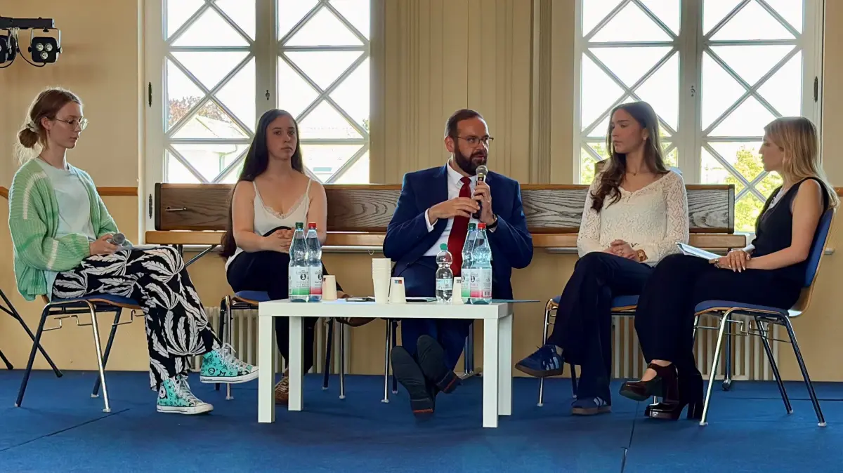 Bildungsminister Gordon Hoffmann am 22. Juni 2026 im Gespräch mit Schülerinnen am Gymnasium Eichwalde