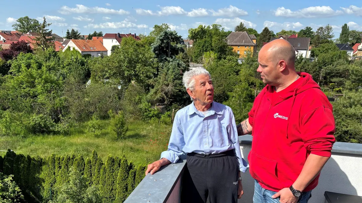 Finanzielle Sorgen um seinen Lebensabend muss sich Alfred Janko nicht machen. Von seiner Terrasse im altersgerechten Wohnen in der Ackerstraße in Elsterwerda genießt er einen herrlichen Blick über die Kleinstadt. Hier ist er im Gespräch mit Pflegedienstleiter Oliver Schierz von der Medis Management GmbH.