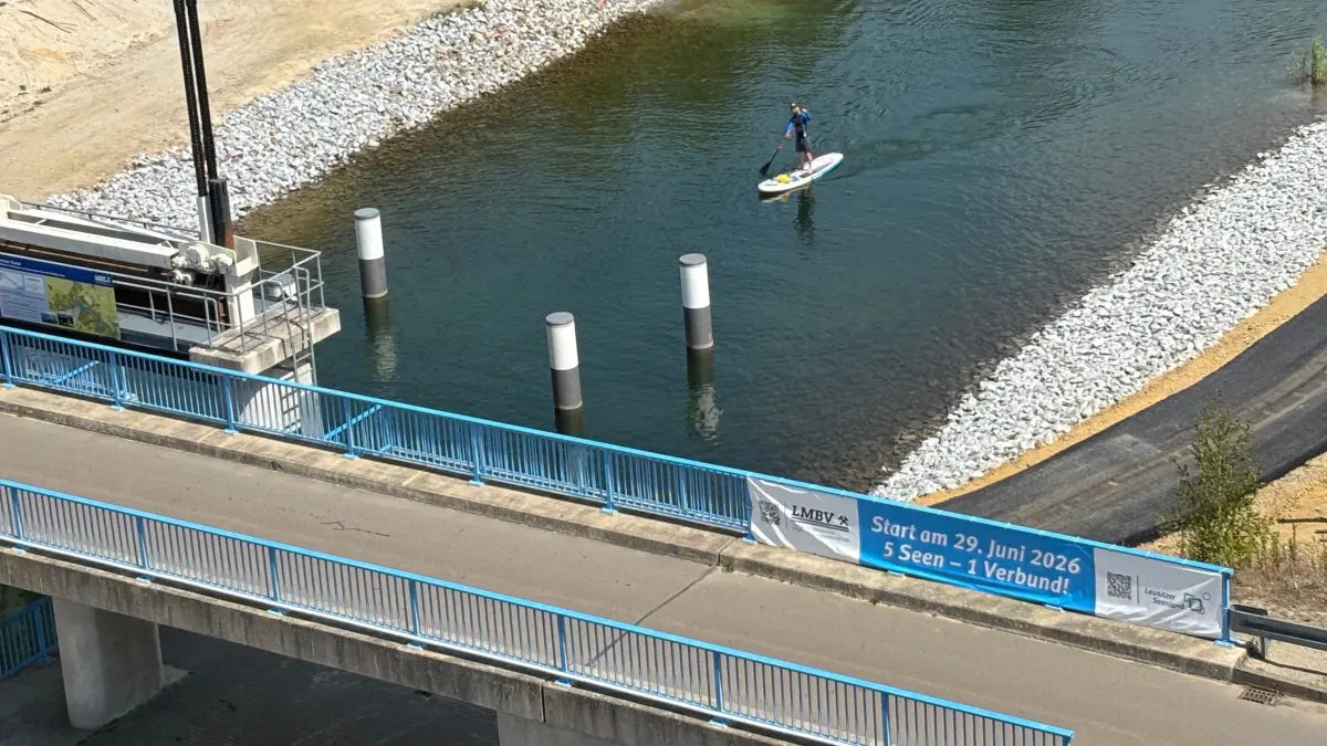 Bereits vor der offiziellen Eröffnung steuern manche Leute in die neuen Kanäle hinein. Hier ist der Sornoer Kanal, der den Geierswalder mit dem Sedlitzer See verbindet, zu sehen.