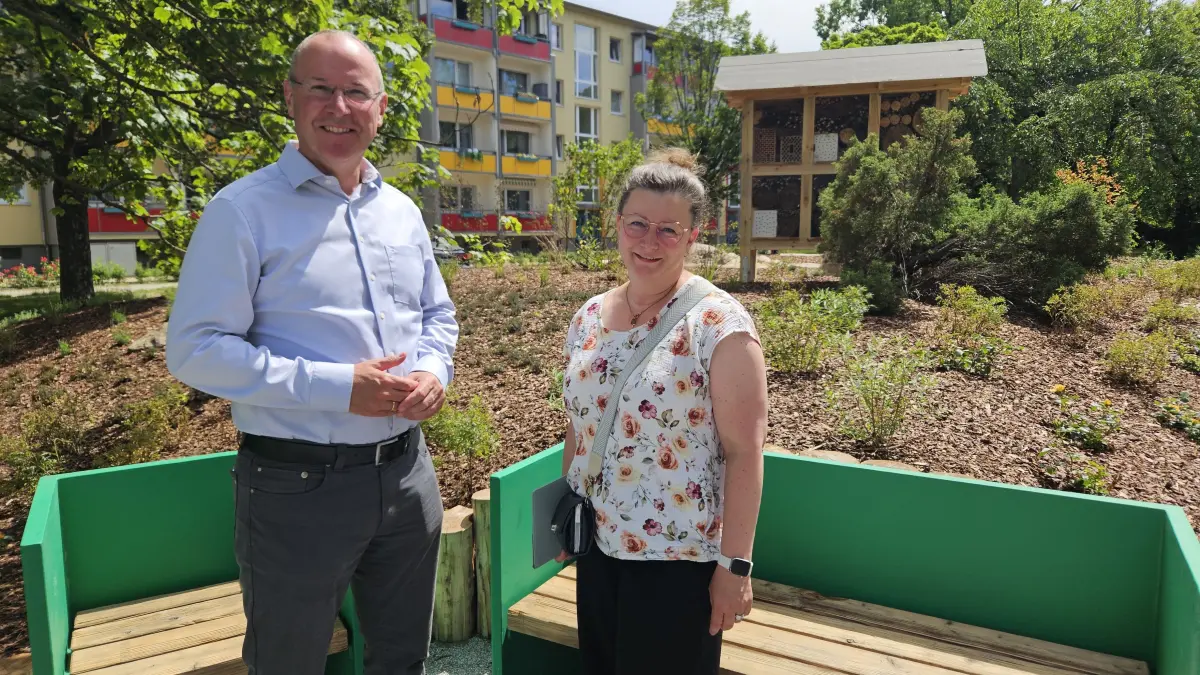 Steffen Markgraf, Geschäftsführer der Wohnungsgesellschaft Hoyerswerda, und Landschaftsarchitektin Ulrike Kühne präsentieren den neuen Pico-Park an der Johann-Gottfried-Herder-Straße. Die Anlage entstand auf einem ehemaligen DDR-Zivilschutzbunker.