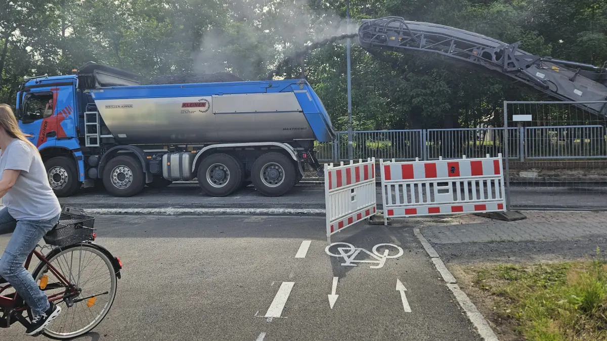 Spott-Radweg adé! An der Karl-Liebknecht-Straße in Lauta wird die Fahrbahndecke abgefräst. Dabei verschwindet auch die umstrittene Radwegmarkierung, die mit ihren rechtwinkligen Kurven bundesweit für Schlagzeilen sorgte.