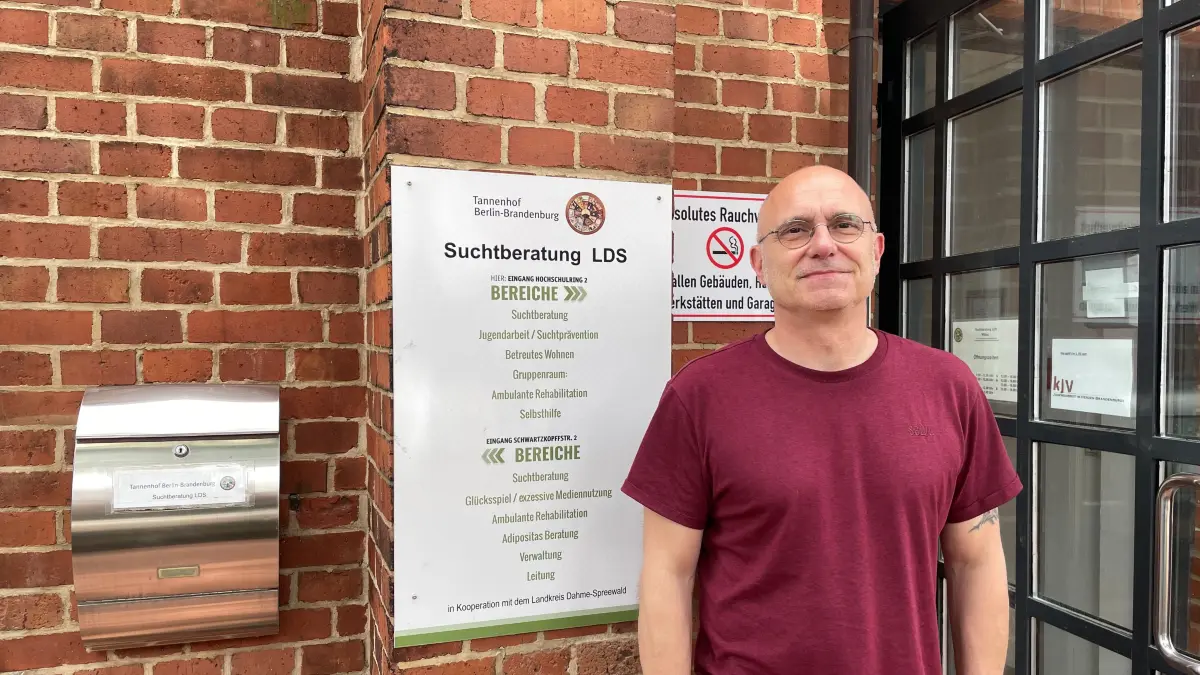 Steffen Heindorf berät Süchtige in der Beratungsstelle an der TH Wildau.