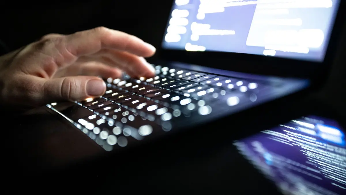 Datenschutz: ILLUSTRATION - 14.12.2025, NA, Berlin: Eine Person tippt mit den Fingern auf einer beleuchteten Laptop-Tastatur. (gestellte Szene) (zu dpa: «Datenschützer: Beschwerden wegen KI steigen rasant») Foto: Philip Dulian/dpa +++ dpa-Bildfunk +++