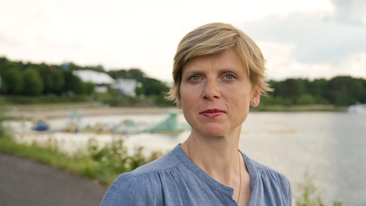 Die neue Intendantin kommt aus der Lausitz und kennt den Senftenberger See, einer ihrer Wirkungsstätten: Mit der Spielzeit 2027/28 tritt Ulrike Müller die Nachfolge von Daniel Ris an der Neuen Bühne an.