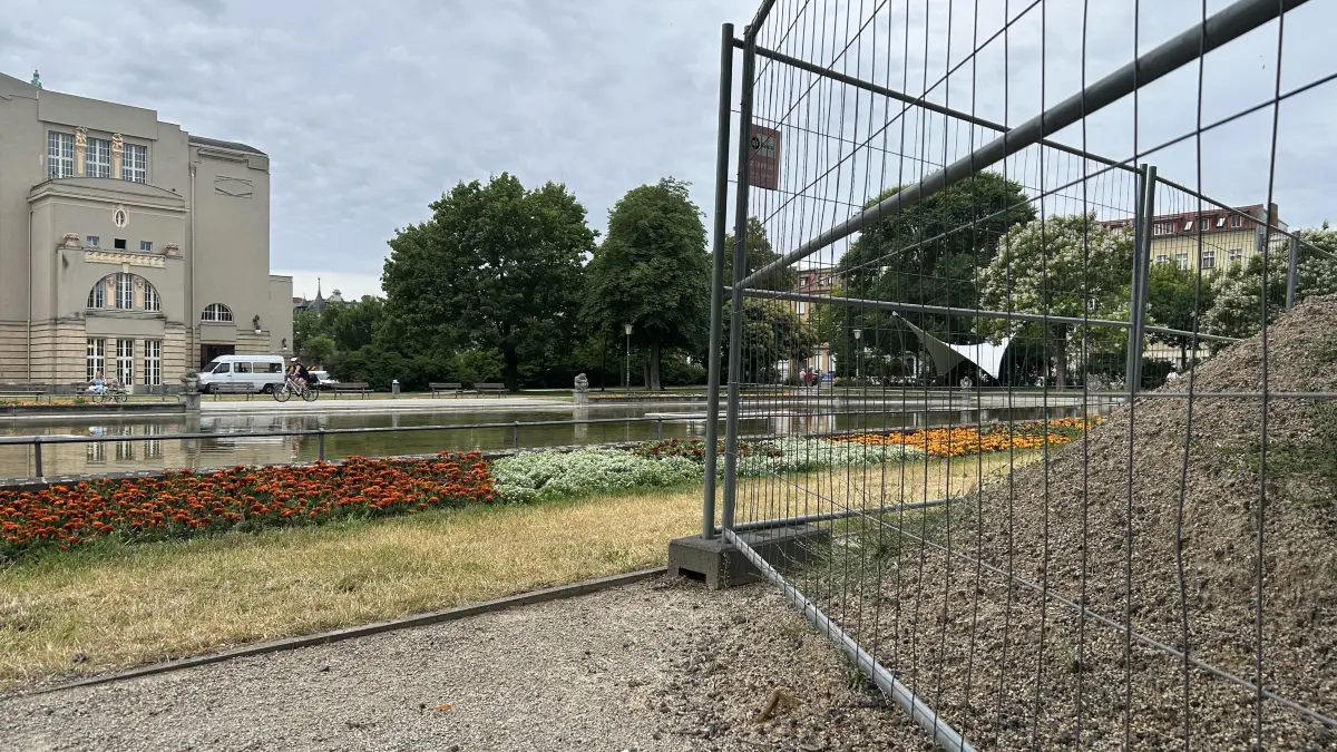 Schillerplatz-Brunnen kurz vor der Fertigstellung
