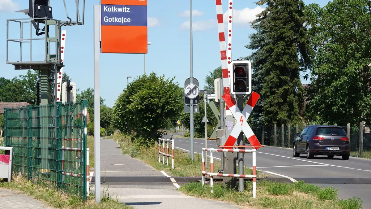 Bahnüberg Kolkwitz Nord : Der Bahnübergang Kolkwitz-Nord wird ab Montag, 29. Juni 2026, auf Grund von Bauarbeiten voll gesperrt. Dabei wird auch das alte Bahnhofsgebäude abgerissen.