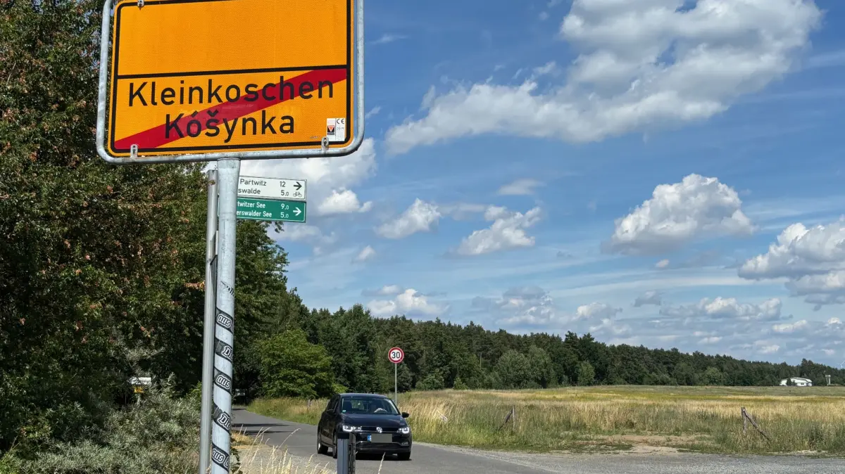 Am Ortsausgang von Kleinkoschen beginnt die knapp drei Kilometer lange Straße zum Rostigen Nagel. Dort herrscht während der Sommermonate bisweilen viel Trubel.