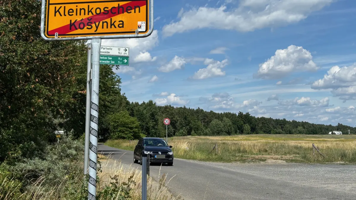 Am Ortsausgang von Kleinkoschen beginnt die knapp drei Kilometer lange Straße zum Rostigen Nagel. Dort herrscht während der Sommermonate bisweilen viel Trubel.