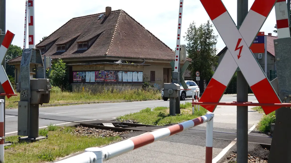 Bahnüberg Kolkwitz Nord : Der Bahnübergang Kolkwitz-Nord wird ab Montag, 29. Juni 2026, auf Grund von Bauarbeiten voll gesperrt. Dabei wird auch das alte Bahnhofsgebäude abgerissen.