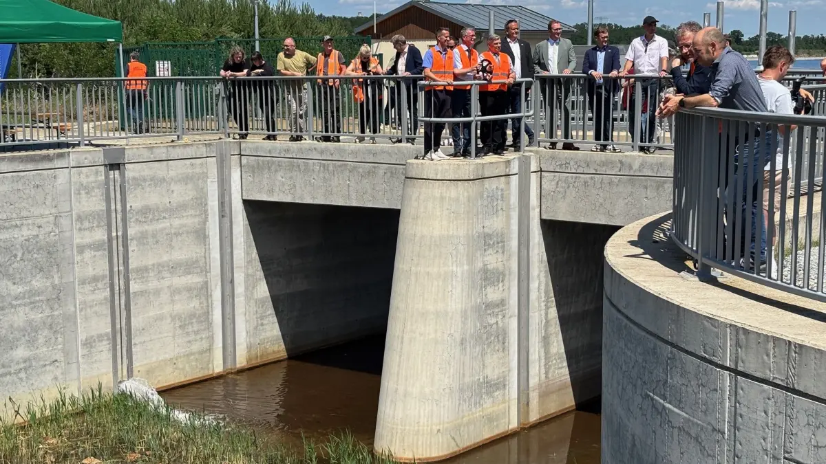 Der Probebetrieb für den Ableiter der Lausitzer Restlochkette hat Ende Juni 2026 begonnen. Der Kanal kann eine Wassermenge von bis zu drei Kubikmetern je Sekunde durchleiten.