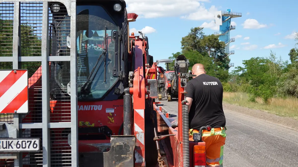 Ortsumfahr Merzdorf Turm: Baustelle B168 Ortsumfahrung Cottbus Höhe Aussichtsturm Merzdorf. Hier wir derzeit der Asphalt abgefräst.
