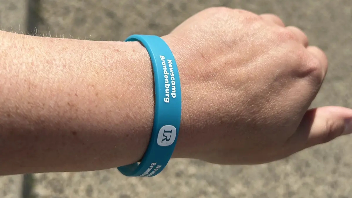 VIP-Bändchen für die Mitarbeitenden bei Newscamp 2026 in Cottbus