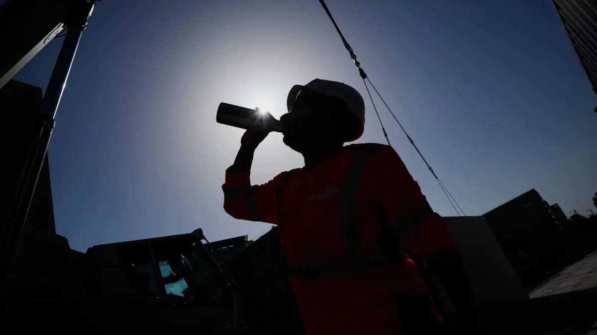 Wetter in Frankreich: 24.06.2026, Frankreich, Paris: Ein Arbeiter trinkt bei hohen Temperaturen auf einer Baustelle in Boulogne-Billancourt vor den Toren von Paris Wasser. Die Hitzewelle in Frankreich setzt sich fort, in Paris werden Rekordtemperaturen erwartet. Foto: Christophe Ena/AP/dpa +++ dpa-Bildfunk +++