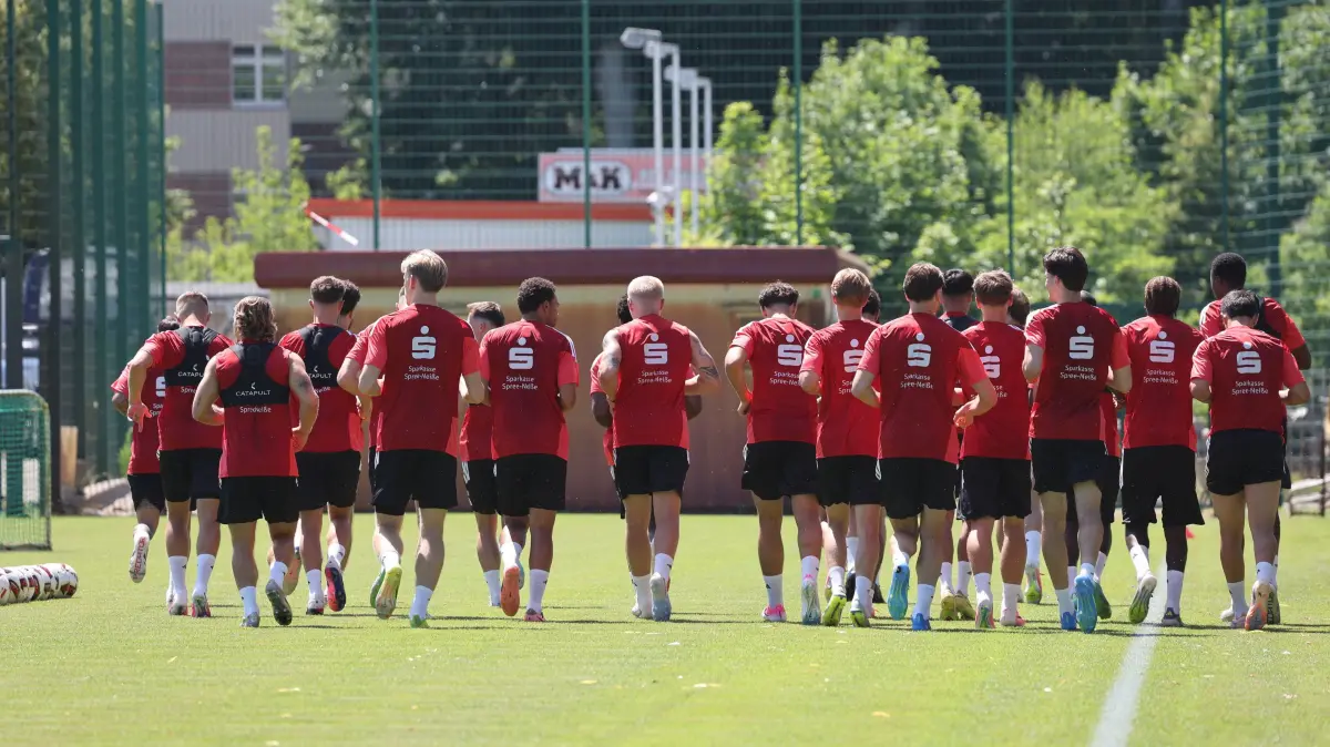 Fussball 2. Liga 2026/2027 FC Energie Cottbus - Trainingsauftakt: Einlaufen