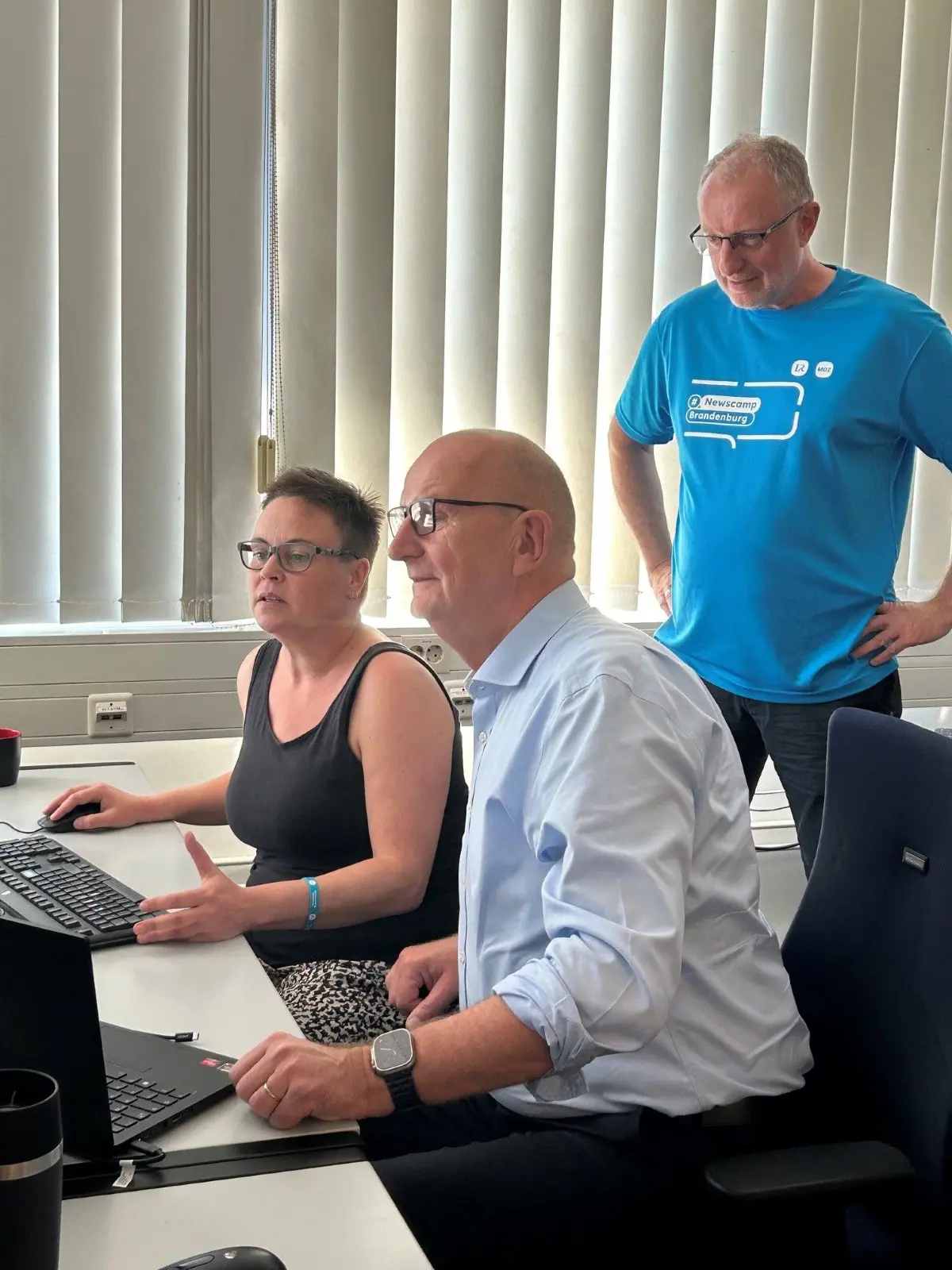 Ministerpräsident Dietmar Woidke (M.) befüllt mit Unterstützung von Digitalredakteurin Franziska Helm den Liveblog. Chefredakteur Claus Liesegang begleitet den MP durchs Newscamp.