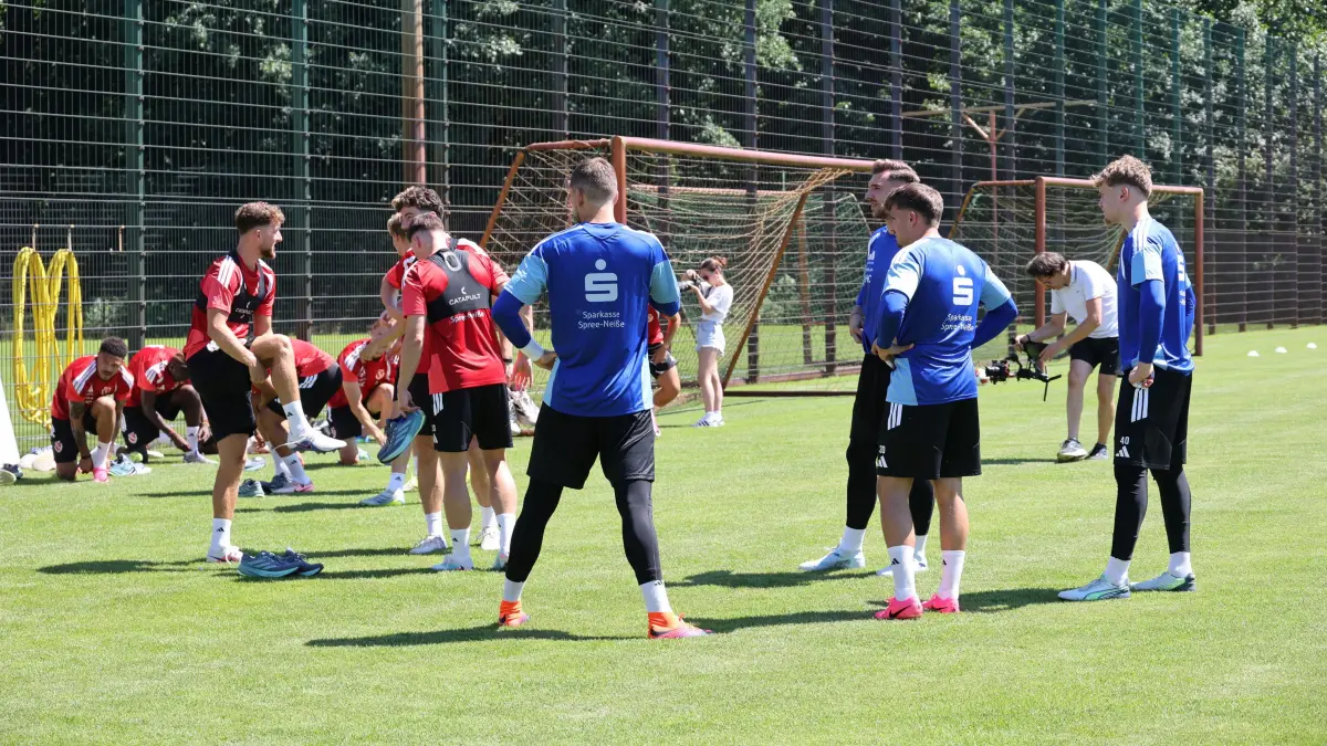 Fussball 2. Liga 2026/2027 FC Energie Cottbus - Trainingsauftakt: Die Mannschaft kommt zum Trainingsgelände