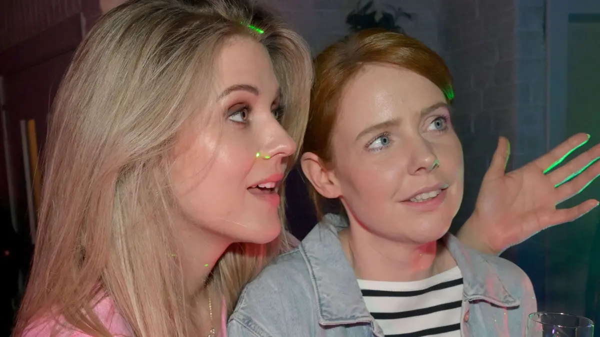 Alicia (Josefin Bressel, l.) und Toni (Olivia Marei) wollen unbeschwert feiern.