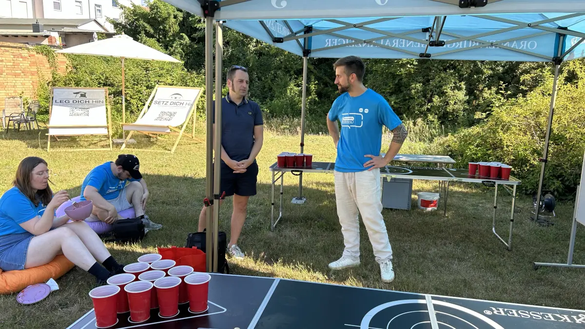 Newscamp in Cottbus: Bevor die Schülerinnen und Schüler eintrudeln, werden die Stände für Workshops und Spiele aufgebaut.
