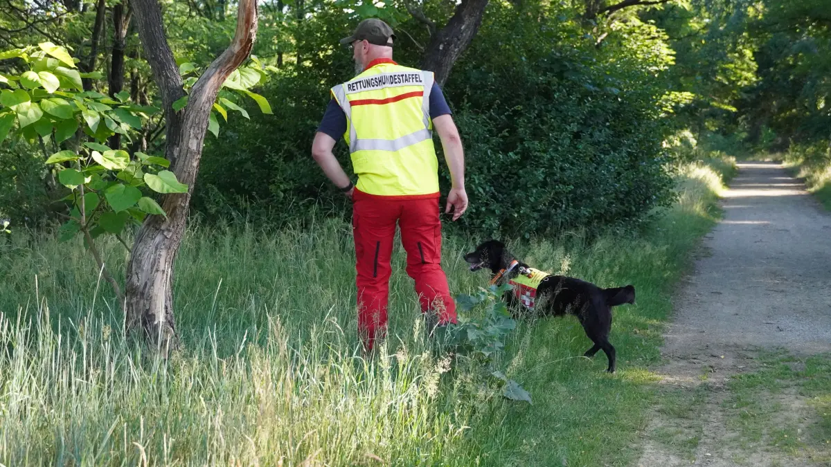 Am Stadtrand von Weißwasser wird die Suche nach der vermissten Frau (58) durchgeführt. Dafür ist die Rettungshundestaffel Sachsen-Ost vor Ort.