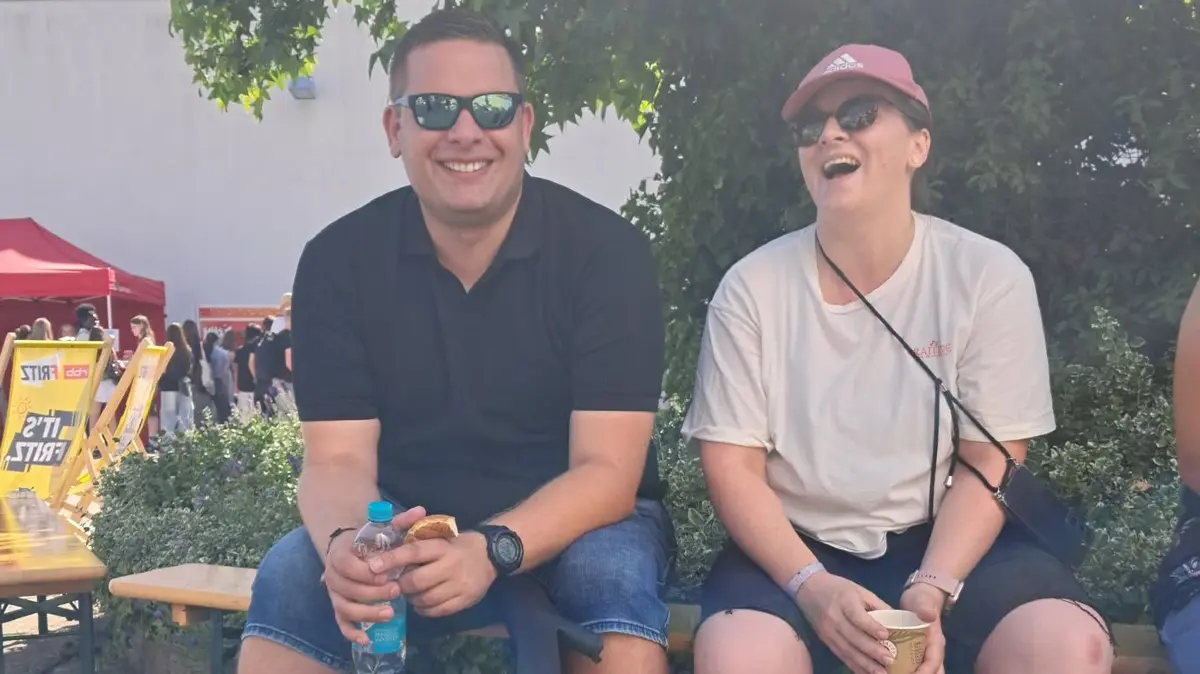 Herr Rochert (l.) und Frau Schröder, beide Lehrer an der Spreewald-Schule in Lübben, genießen das Newscamp in Cottbus im Schatten.