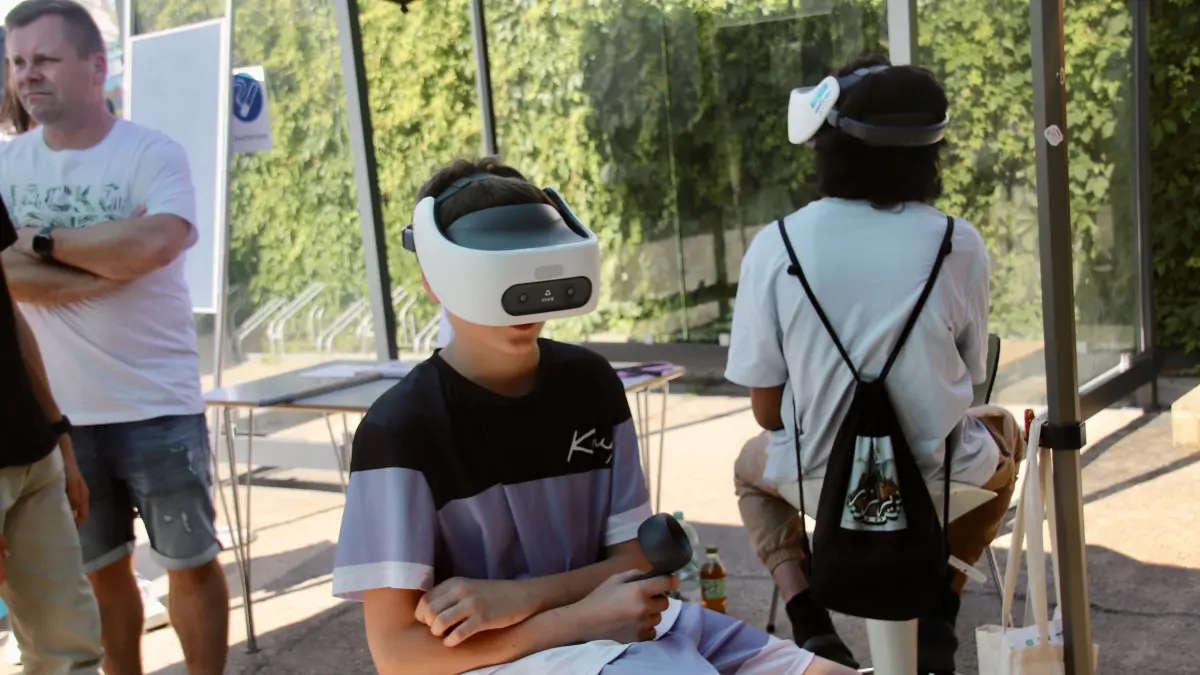 Ein Schüler sieht mit einer VR-Brille vorbereitete Videos.
