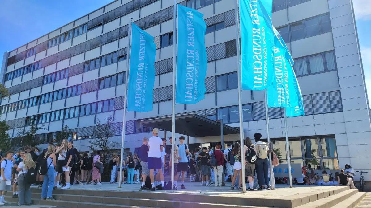 Newscamp in Cottbus: Die Schülerinnen und Schüler stehen vor dem Haupteingang des Medienhauses.