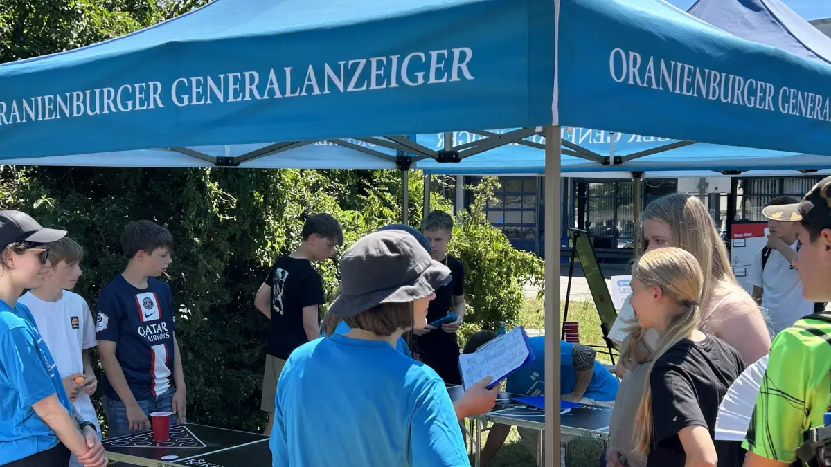 Trotz der 30 Grad und der kleinen Pause beim Newscamp ist am Newspopng-Stand einiges los.