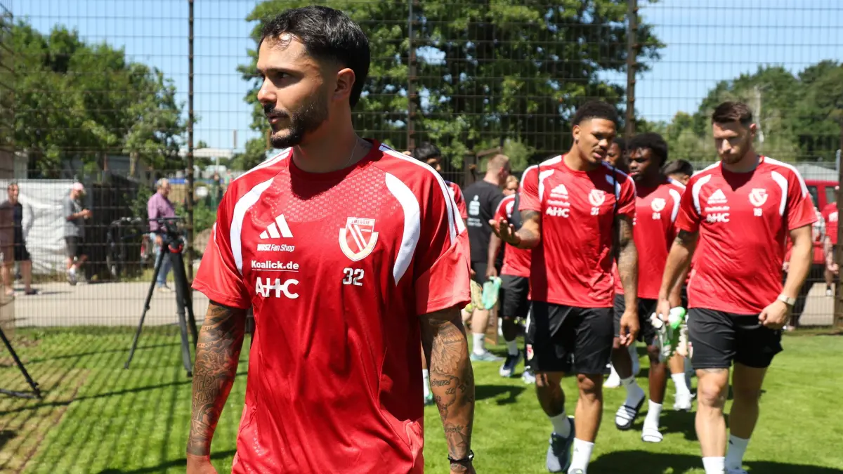 Fussball 2. Liga 2026/2027 FC Energie Cottbus - Trainingsauftakt: Die Mannschaft kommt zum Trainingsgelände.
