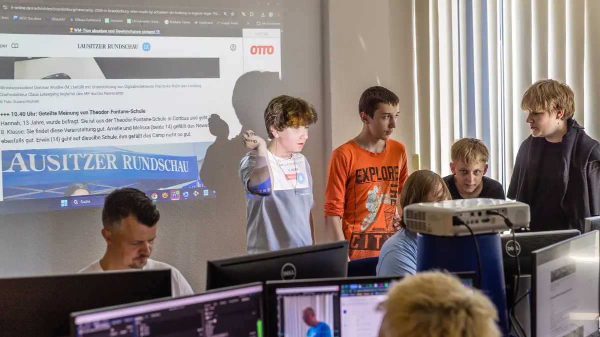 Newscamp Brandenburg: Schüler informieren sich beim Newscamp Brandenburg in der Online-Redaktion von Lausitzer Rundschau und Märkischer Oderzeitung, darüber, wie Nachrichten in die Digitalen Kanäle der beiden Tageszeitungen gelangen.