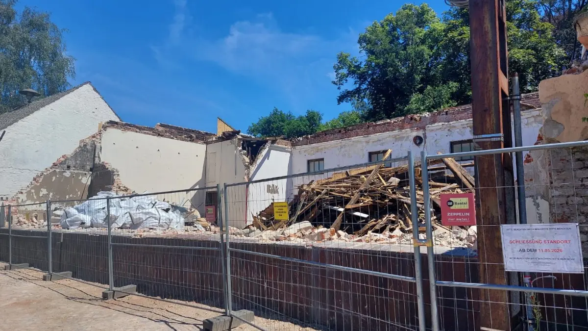Die straßenseitige Außenwand der alten Gaststätte Harnasch in Forst (Lausitz) musste nach einem Dacheinsturz und anschließender Einsturzgefahr komplett abgerissen werden.