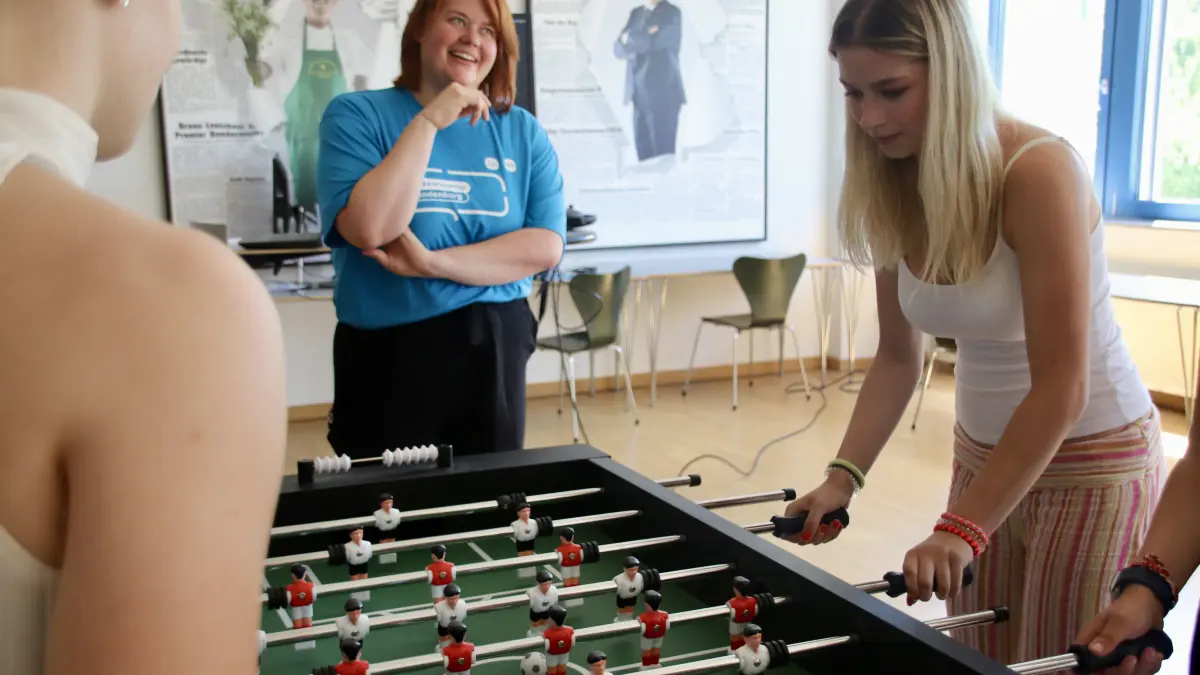 Reporterin Josephine Japke mit Schülerinnen beim Kickertunier auf dem Newscamp in Cottbus.