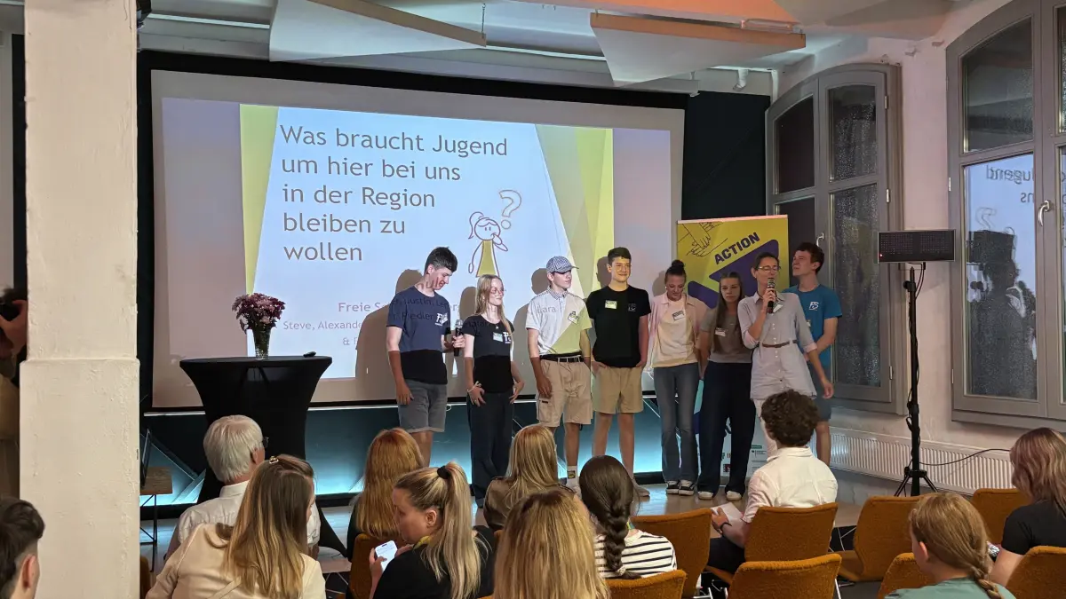 Schüler der Freien Schule Boxberg beim Future Congress in der Hafenstube auf dem Gelände der Telux Weißwasser. Eine Präsentation über die Gründe, in der Oberlausitz wohnhaft zu bleiben, haben sie vorgetragen mit Unterstützung der Schulsozialarbeiterin Julia Fiedler.