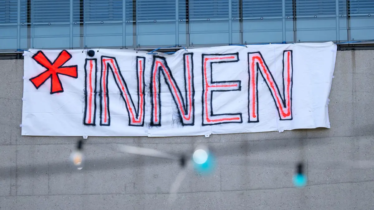 Gendern: ARCHIV - 25.03.2024, Bayern, München: Ein Plakat mit der Aufschrift „*Innen“ ist an der Hochschule für Fernsehen und Film München (HFF) zu sehen. (zu dpa: «Freie Wähler verhindern Gender-Regelung in Hochschulgesetz») Foto: Sven Hoppe/dpa +++ dpa-Bildfunk +++