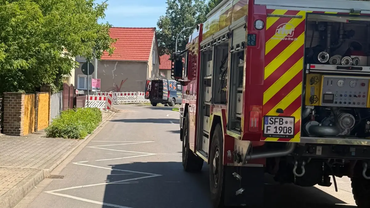 Nach dem Schaden an zwei Gasleitungen in Tettau rückte die Feuerwehr des Amtes Ortrand mit rund 20 Einsatzkräften aus. Rund 20 Anwohner mussten ihre Häuser vorübergehend verlassen.