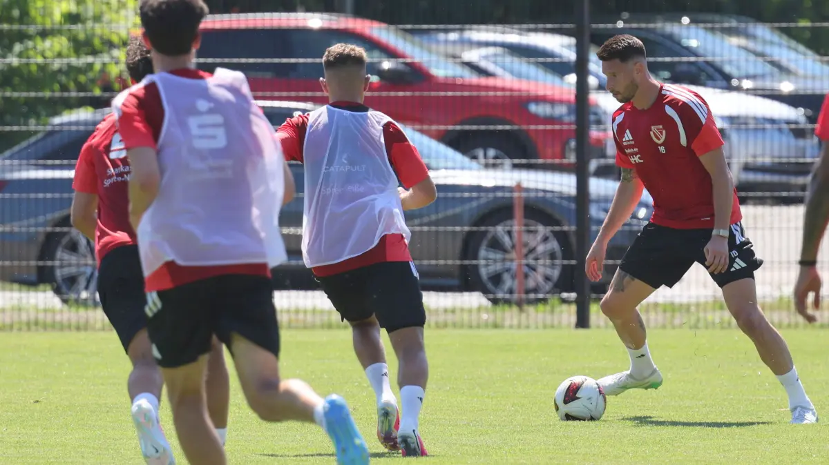 Fussball 2. Liga 2026/2027 FC Energie Cottbus - Trainingsauftakt: Ryan Malone (Energie Cottbus, am Ball)