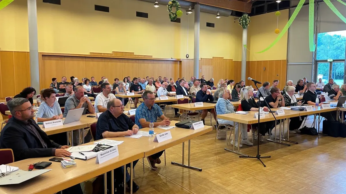 Die erste Beratung zur Auseinandersetzungsvereinbarung zum Austritt der Stadt Falkenberg aus der Verbandsgemeinde Liebenwerda im Falkenberger Haus des Gastes hinterließ mehr offene Fragen als Antworten.